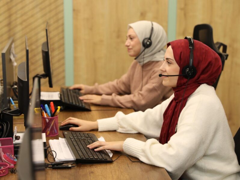 Samsun Büyükşehir Belediyesi Alo 153 Çözüm Merkezi çalışanları vatandaşların taleplerini yanıtlarken.