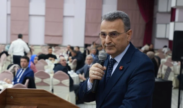 Başkan İhsan Kurnaz ve protokol üyeleri denize karanfil bırakırken.