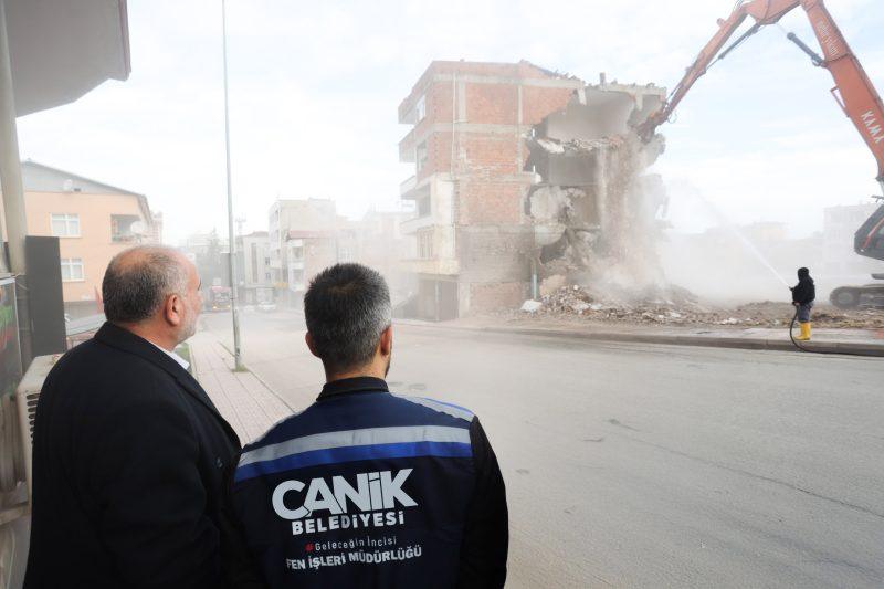 Soğuksu Kentsel Dönüşüm Projesi kapsamında yıkılan eski binalar ve iş makineleri.