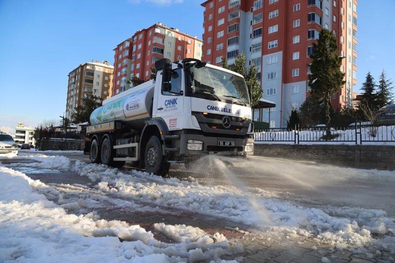Canik Belediyesi karla mücadele ekipleri tuzlama çalışması yapıyor