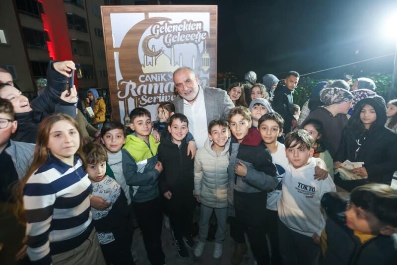 Canik Belediye Başkanı İbrahim Sandıkçı Ramazan etkinliği çadırında çocuklarla.
