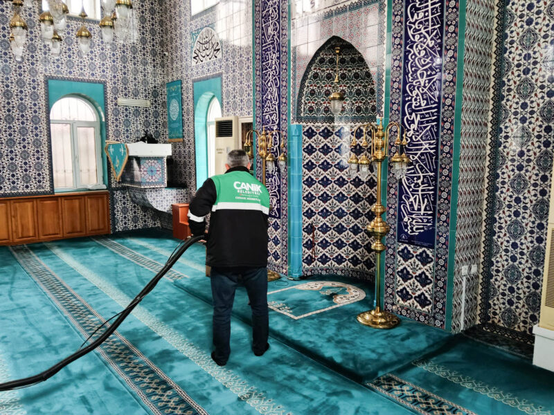 Canik Belediyesi ekipleri camilerde hijyen ve temizlik çalışması yapıyor