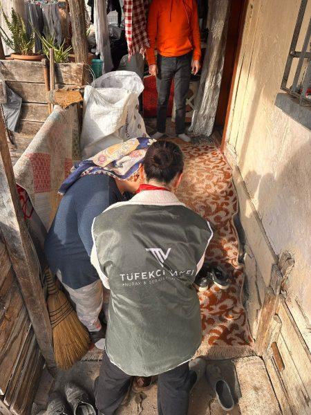 Tüfekci Vakfı Ramazan ayı dayanışma modeli yardımları alışveriş kartı ve kolisi.