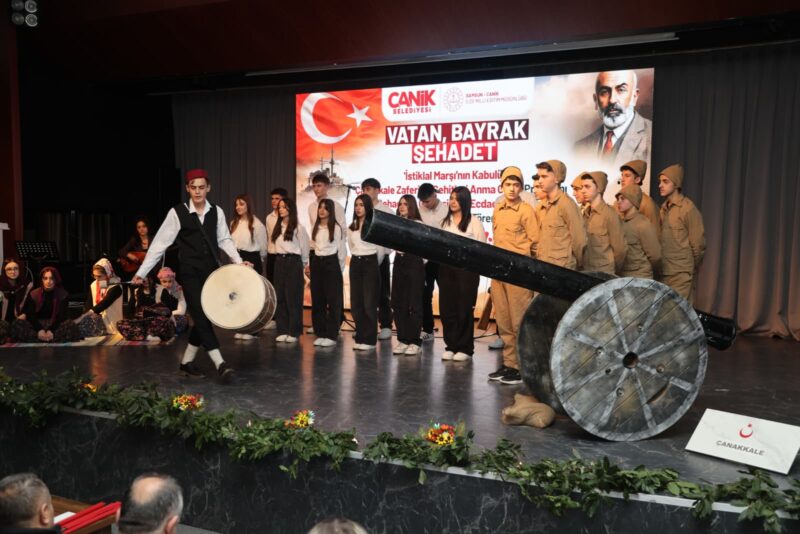 Canik Belediye Başkanı İbrahim Sandıkçı, program sonunda bayraklarla marşlara eşlik eden öğrencilerle bir araya geldi.