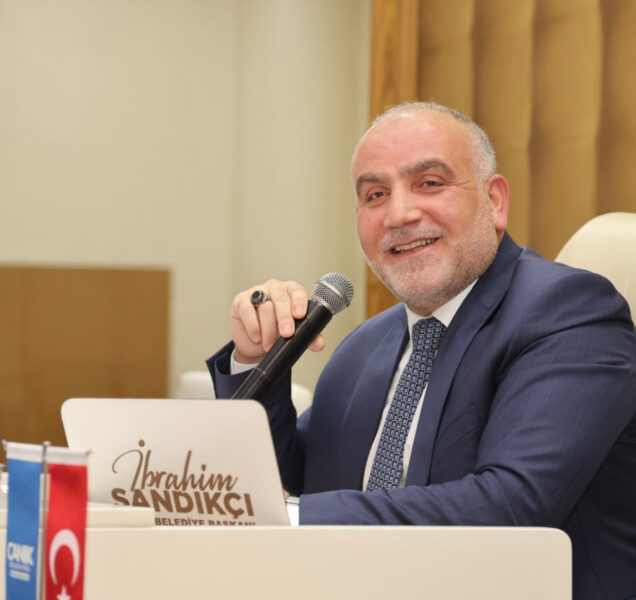 Canik Belediye Başkanı İbrahim Sandıkçı makamında sosyal destek projelerini açıklarken.