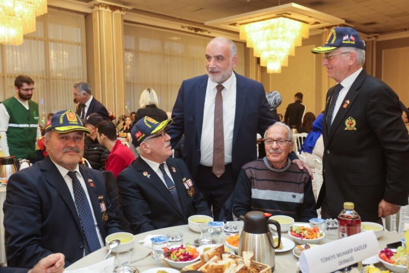 Canik Belediye Başkanı İbrahim Sandıkçı şehit aileleri ve gazilerle iftar sofrasında sohbet ederken.