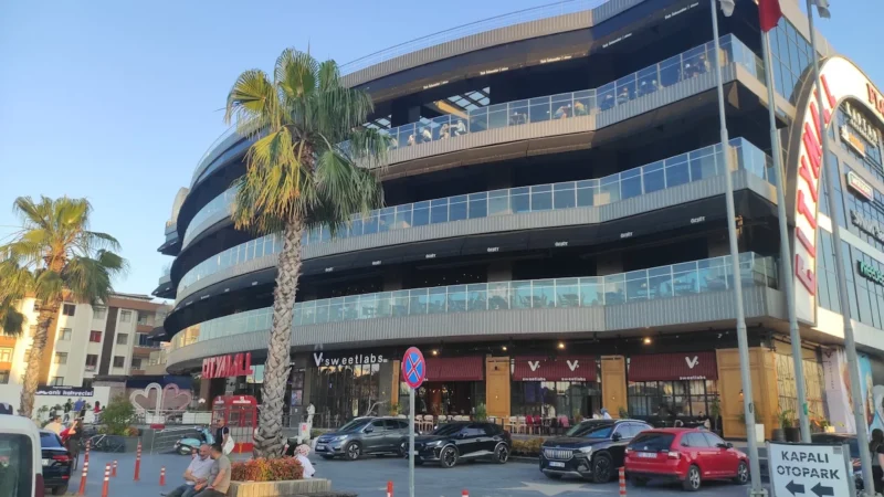 City Mall AVM girişi mühürleme işlemleri ve işsiz kalan işçiler.