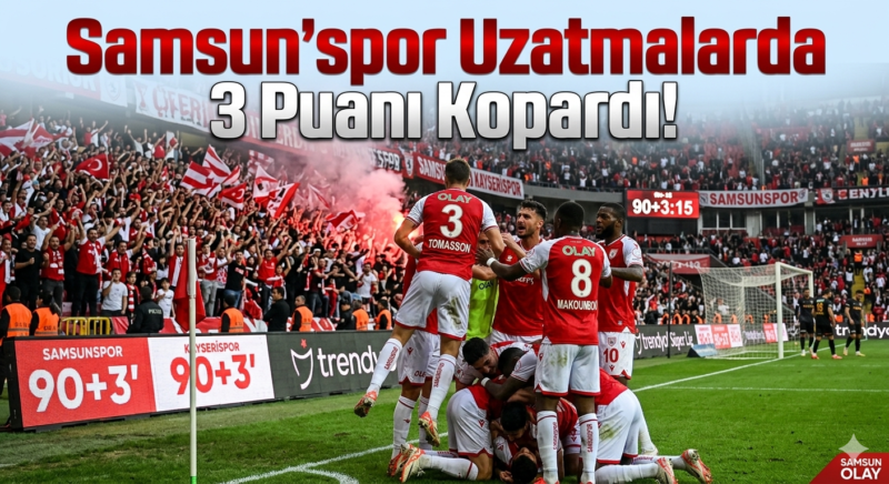 Samsunsporlu futbolcular 90+3'te gelen galibiyet golünü taraftarıyla birlikte kutluyor.