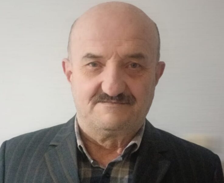 Yapay zekâ ile iletişim kuran bir kullanıcıyı temsil eden modern teknoloji görseli.