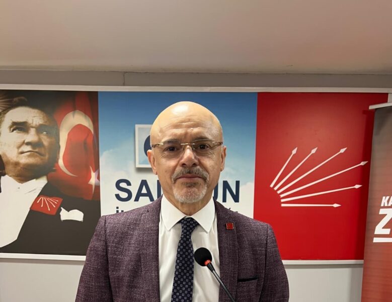  CHP Samsun İl Başkanı Mehmet Özdağ laiklik devrimleri üzerine açıklama yapıyor.