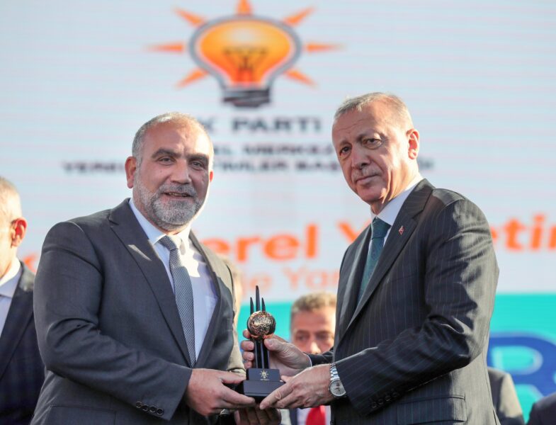 Canik Belediye Başkanı İbrahim Sandıkçı, kazandıkları ödüller ve yürüttükleri projeler hakkında bilgi veriyor