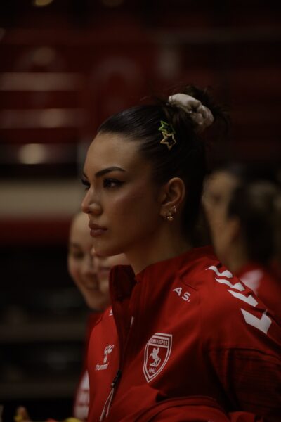 Samsunspor Kadın Voleybol Takımı oyuncusu Sahra Nur Şeyranlıoğlu maç sırasında.