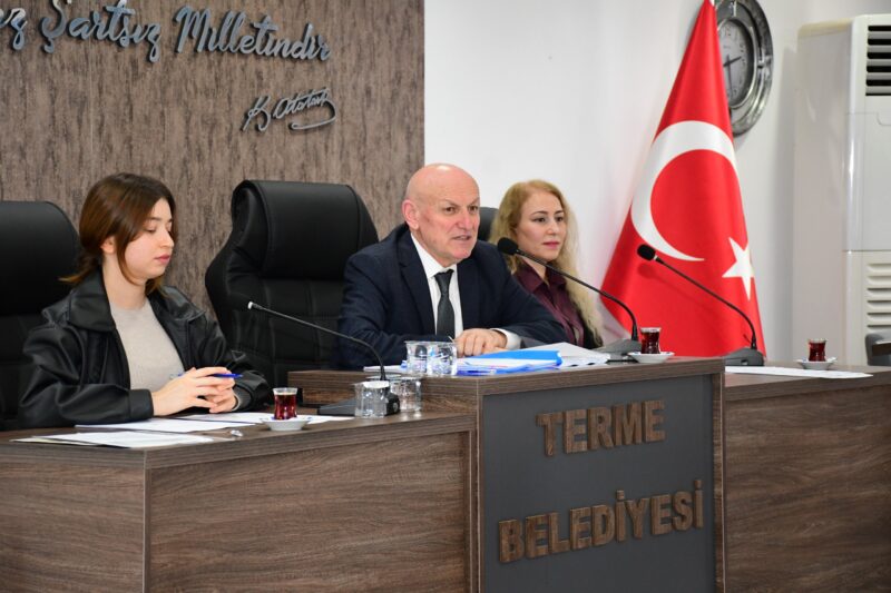 Terme Belediye Başkanı Şenol Kul meclis kürsüsünde konuşma yaparken.