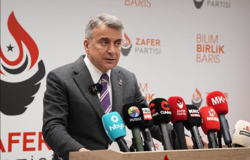 Zafer Partisi Sözcüsü Azmi Karamahmutoğlu basın toplantısında konuşurken.