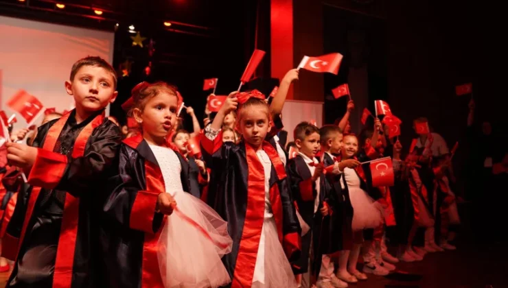 Mezuniyet Coşkusu Ata Sahne’de Yaşandı