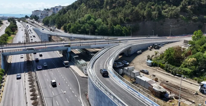 Kenan Şara Köprülü Kavşağı’nda Yeni Bağlantı Kolları Trafiğe Açıldı